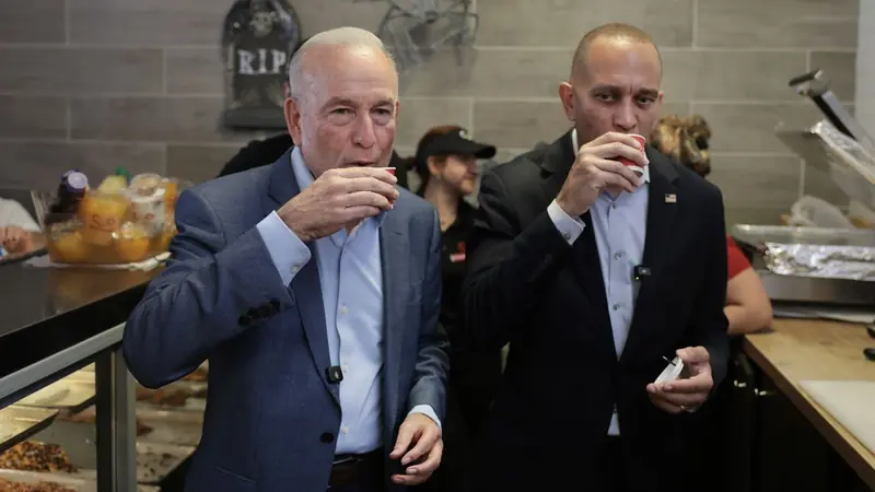 Democratic campaign event sparks "socialism" uproar at Miami Cuban bakery